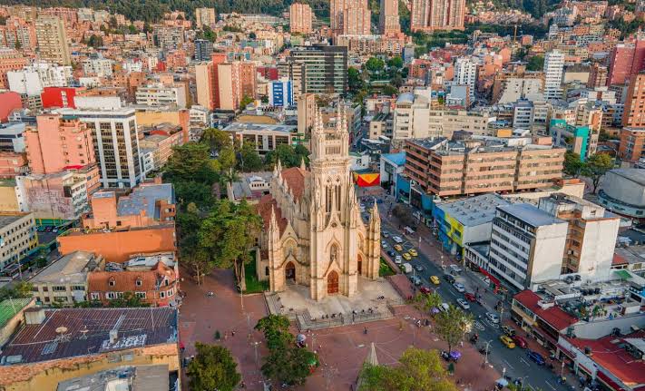 Cerro y templo de Lourdes, punto de referencia del sector