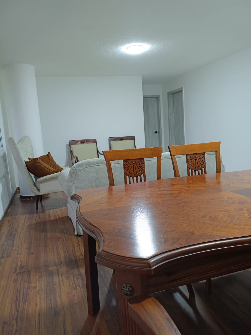 Comedor integrado con pisos de madera