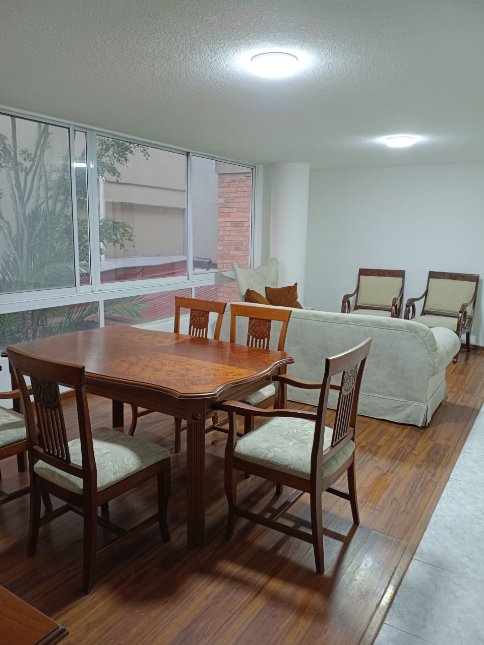 Sala-comedor amplia junto a ventanales