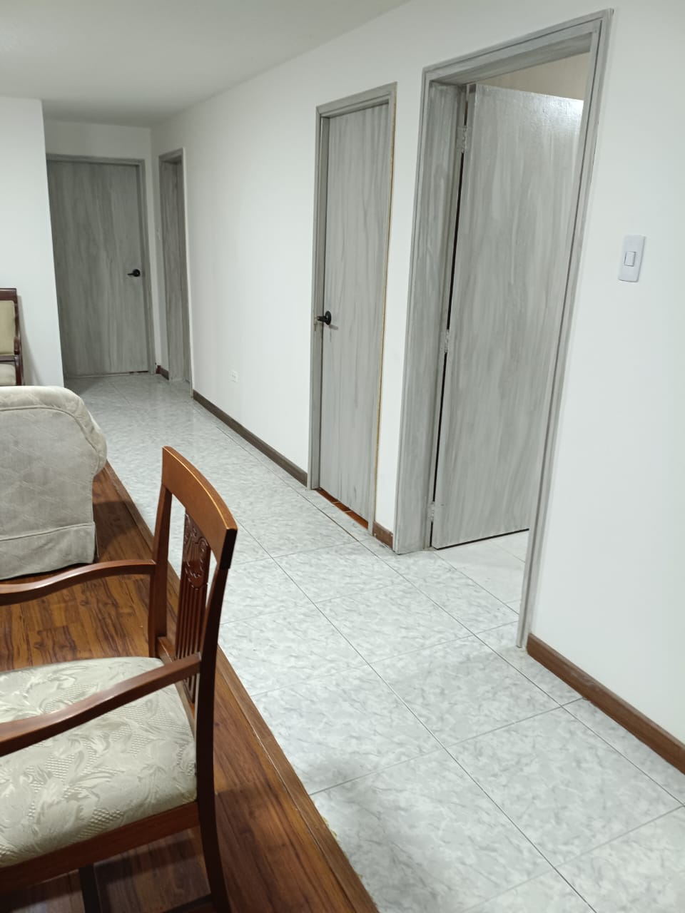 Pasillo de habitaciones y puertas nuevas