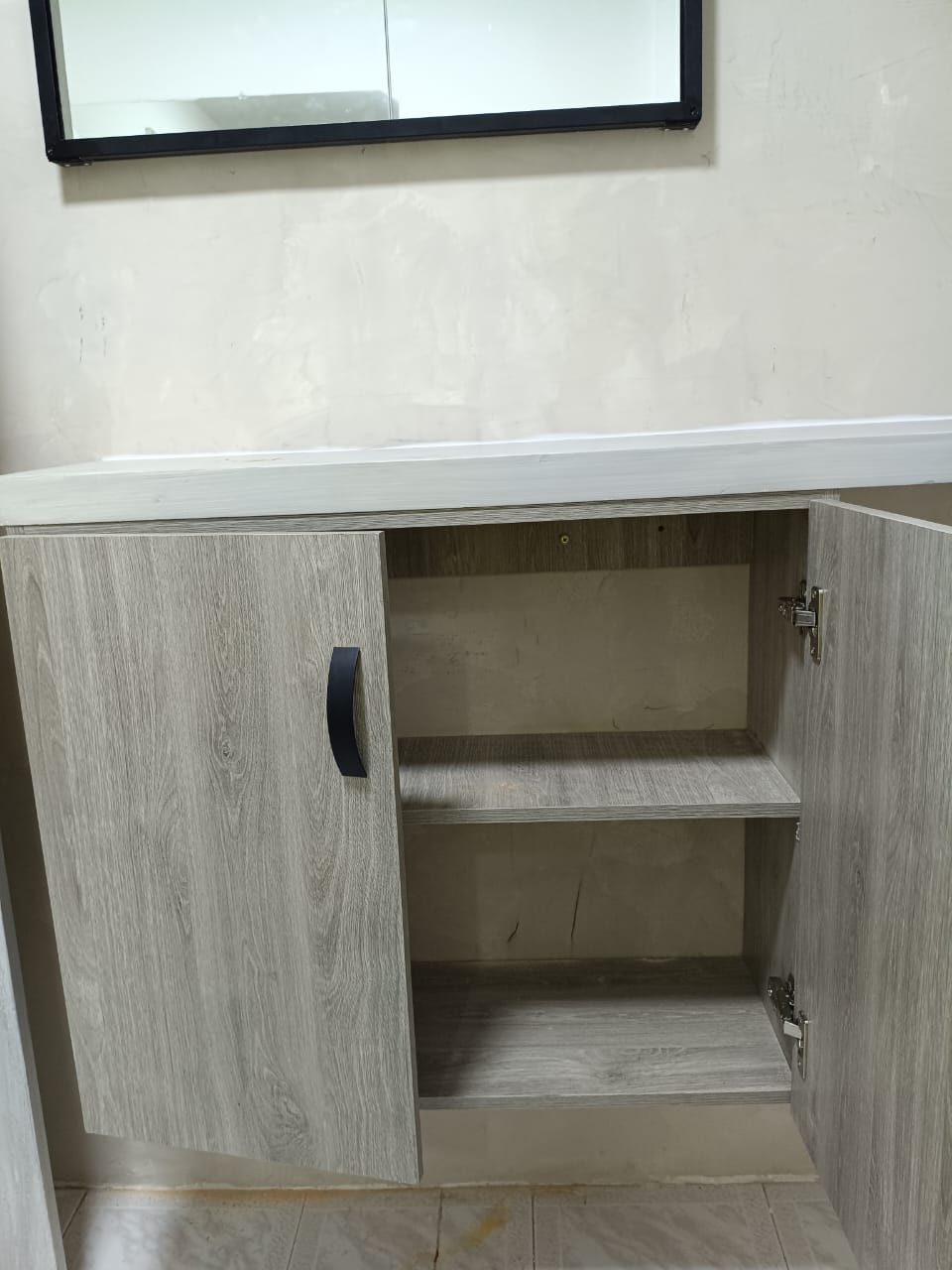 Mueble de baño con almacenamiento abierto