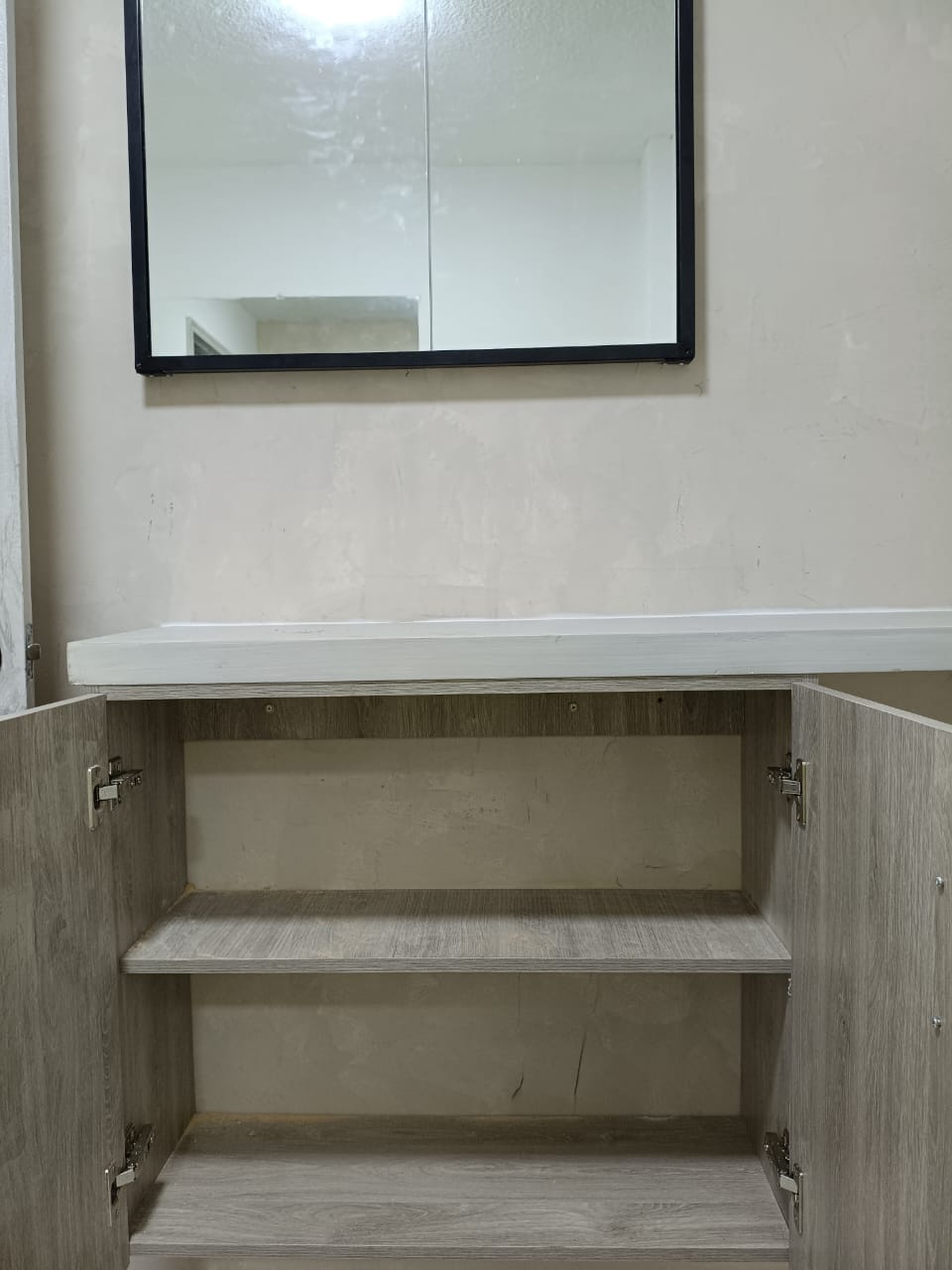 Mueble de baño y espejo — detalle