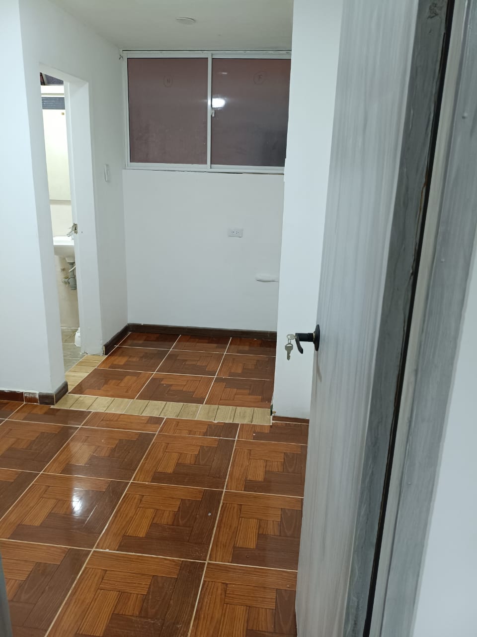 Pasillo hacia baño y área auxiliar