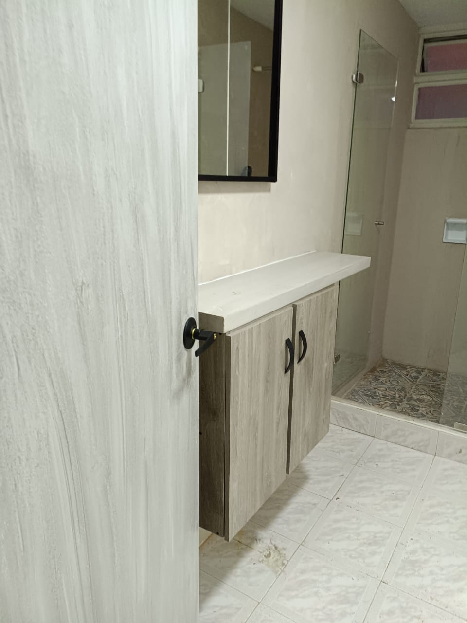 Baño renovado con mueble de lavamanos