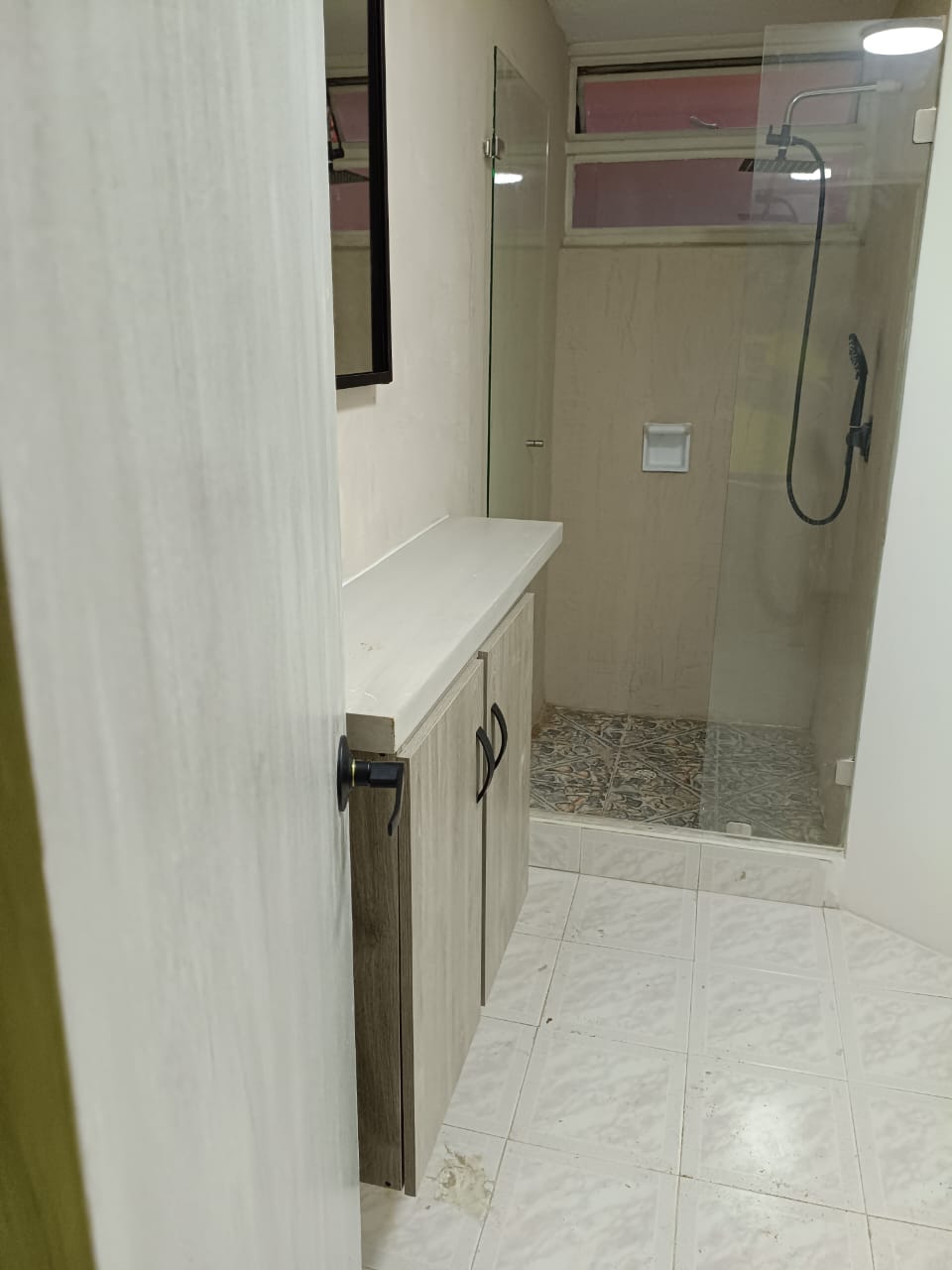 Baño renovado — ducha y mueble