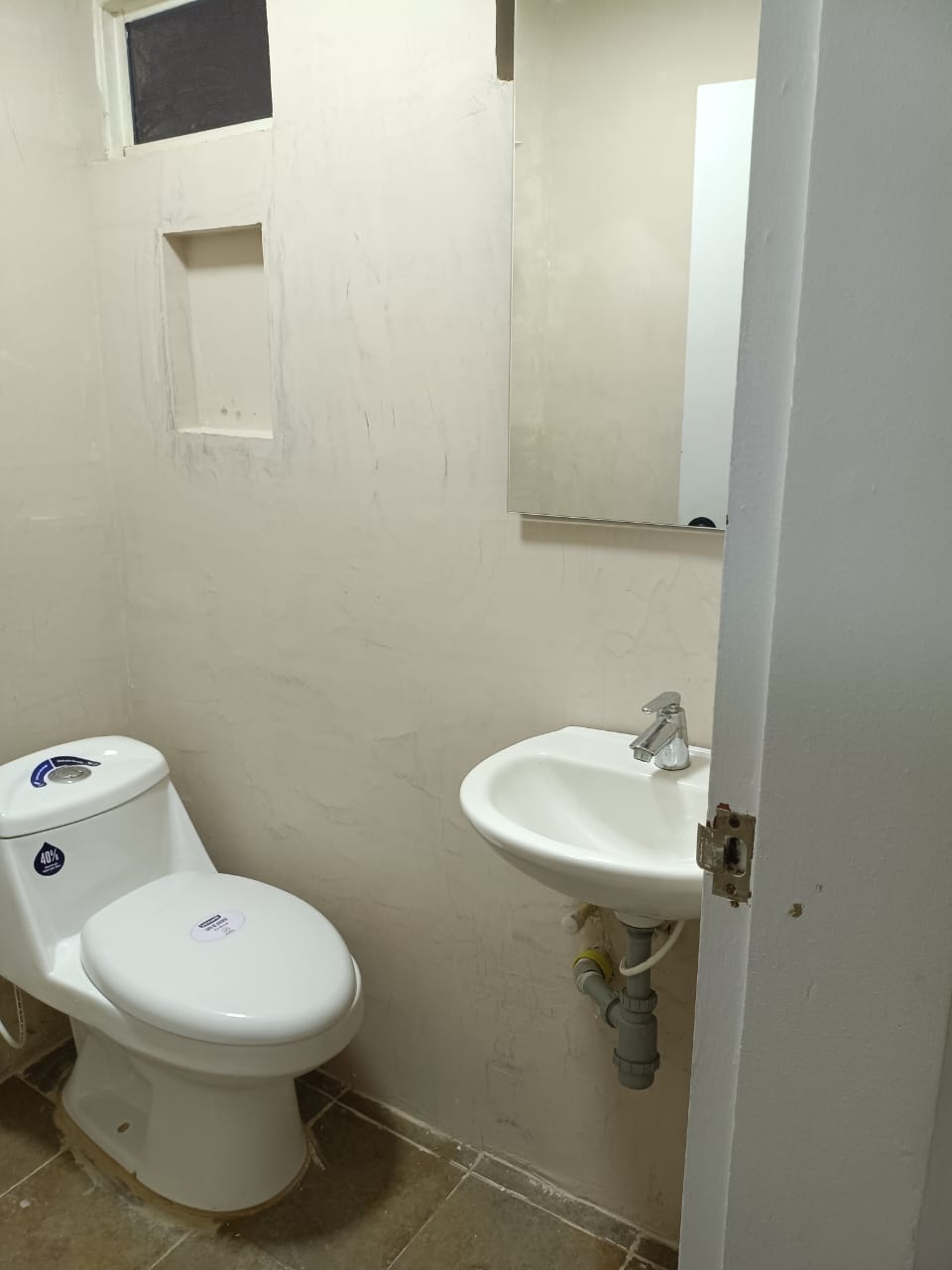 Baño auxiliar con sanitario y lavamanos
