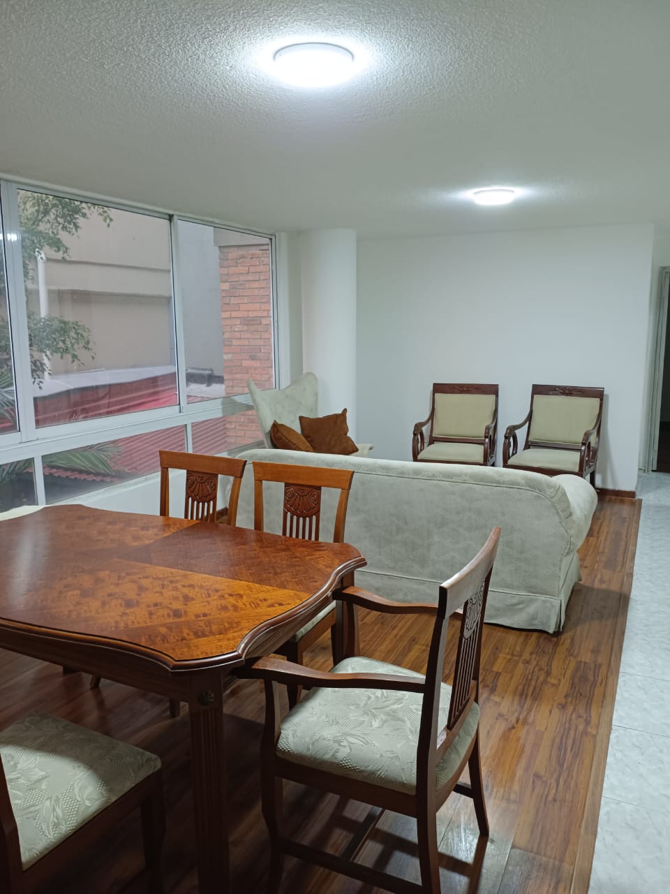 Sala-comedor luminosa y ventanales