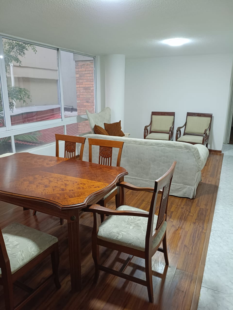 Sala-comedor de gran tamaño