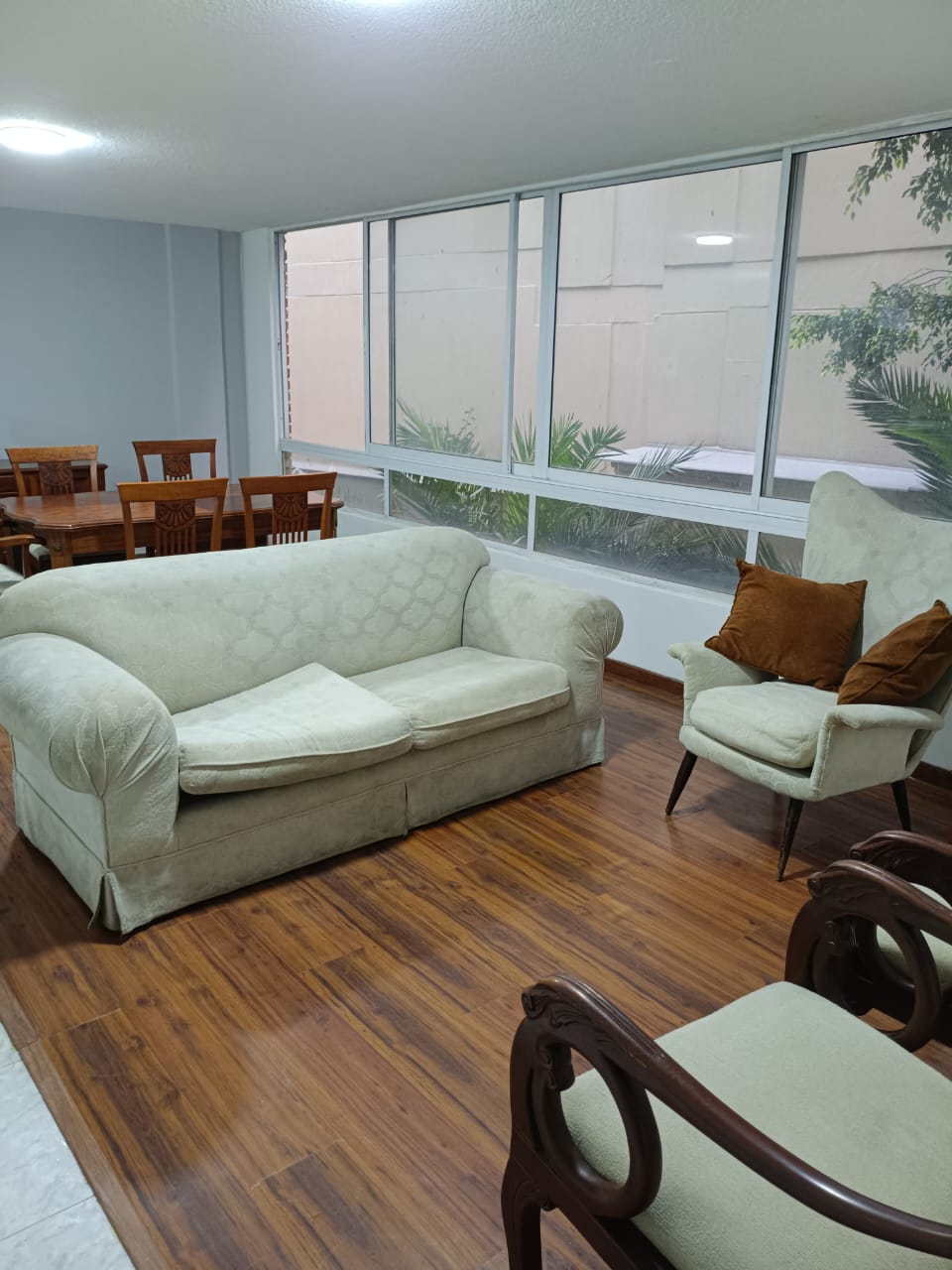 Sala-comedor y ventanales