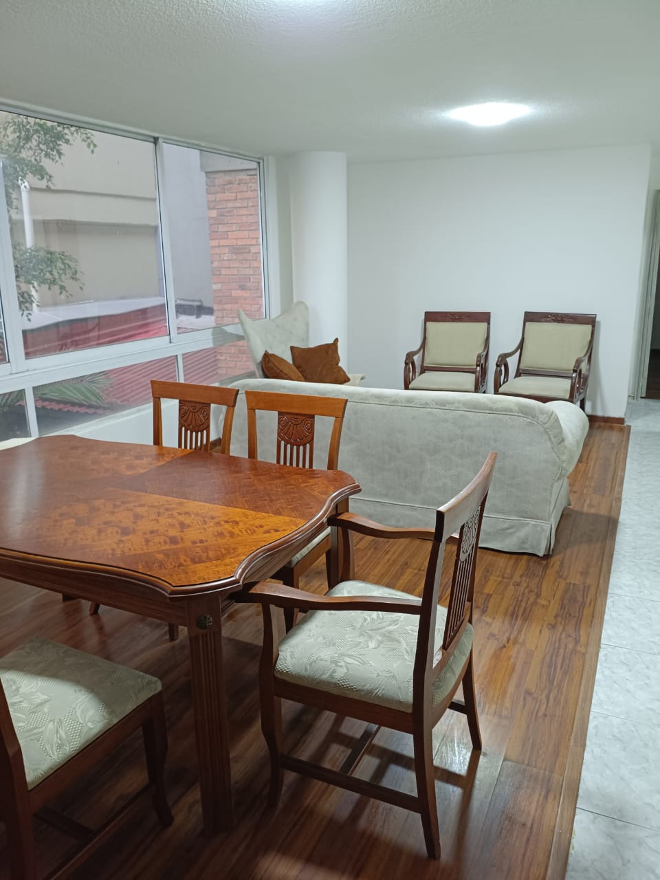 Sala-comedor con pisos de madera