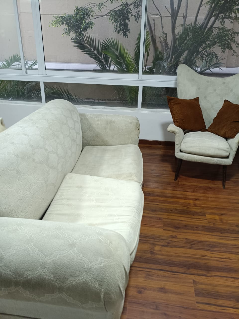 Zona de estar y pisos de madera