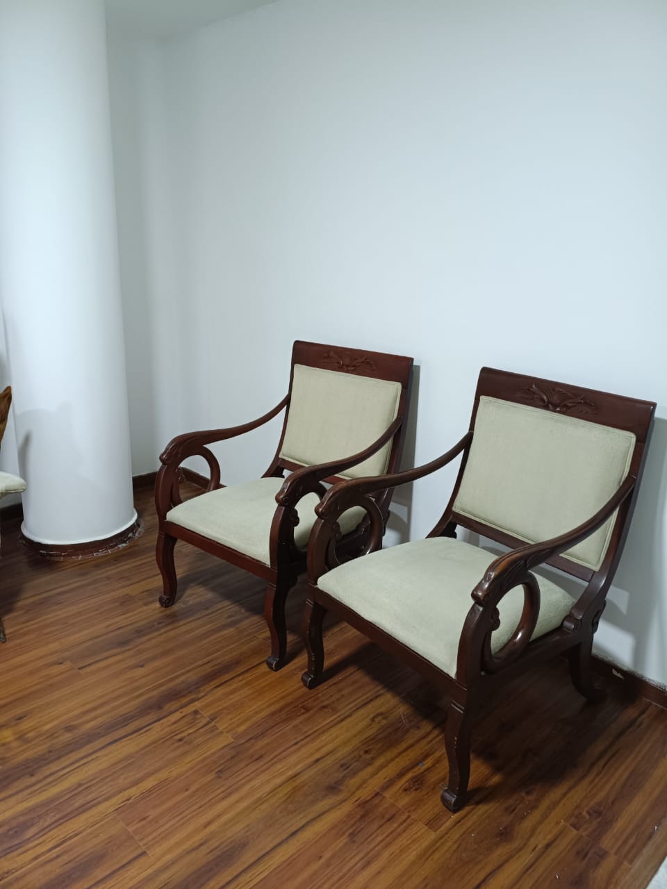 Detalle de la sala — dos poltronas