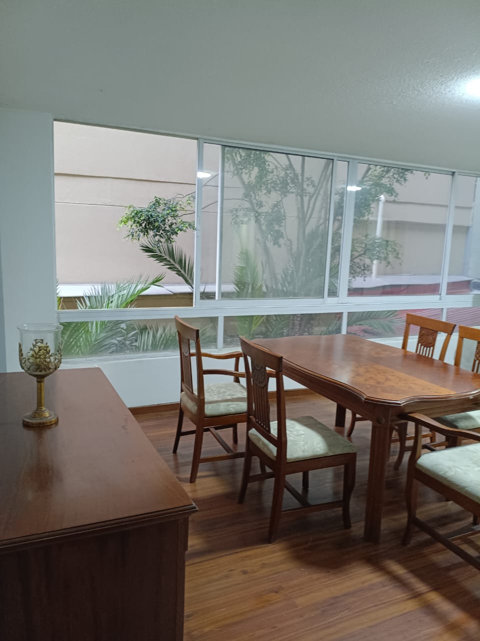 Comedor frente a los ventanales