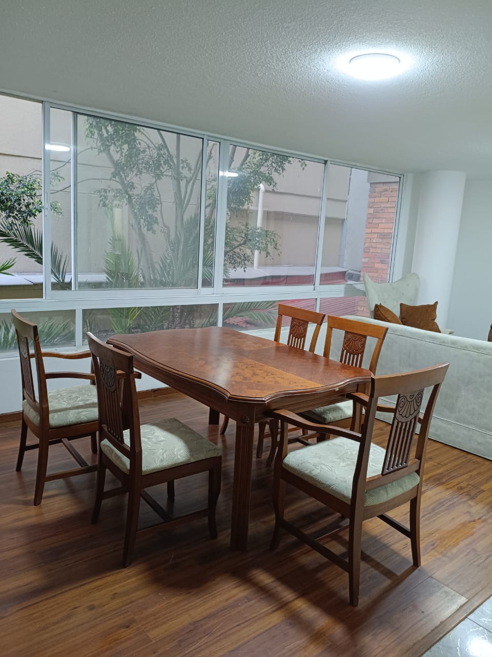 Sala-comedor con ventanales amplios