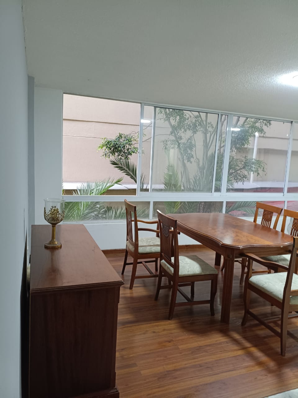 Comedor y vista al jardín interior