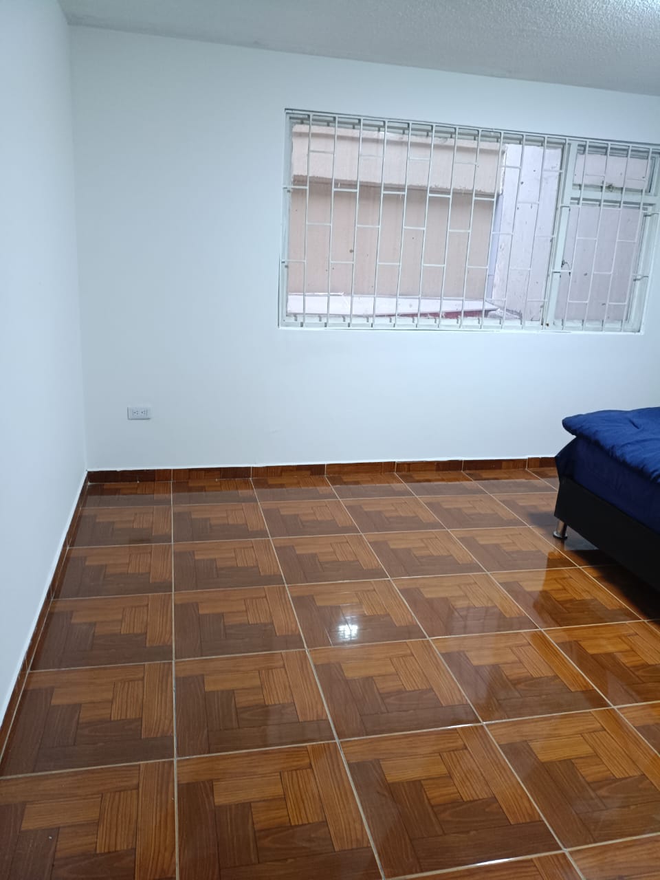 Habitación amplia con ventanal