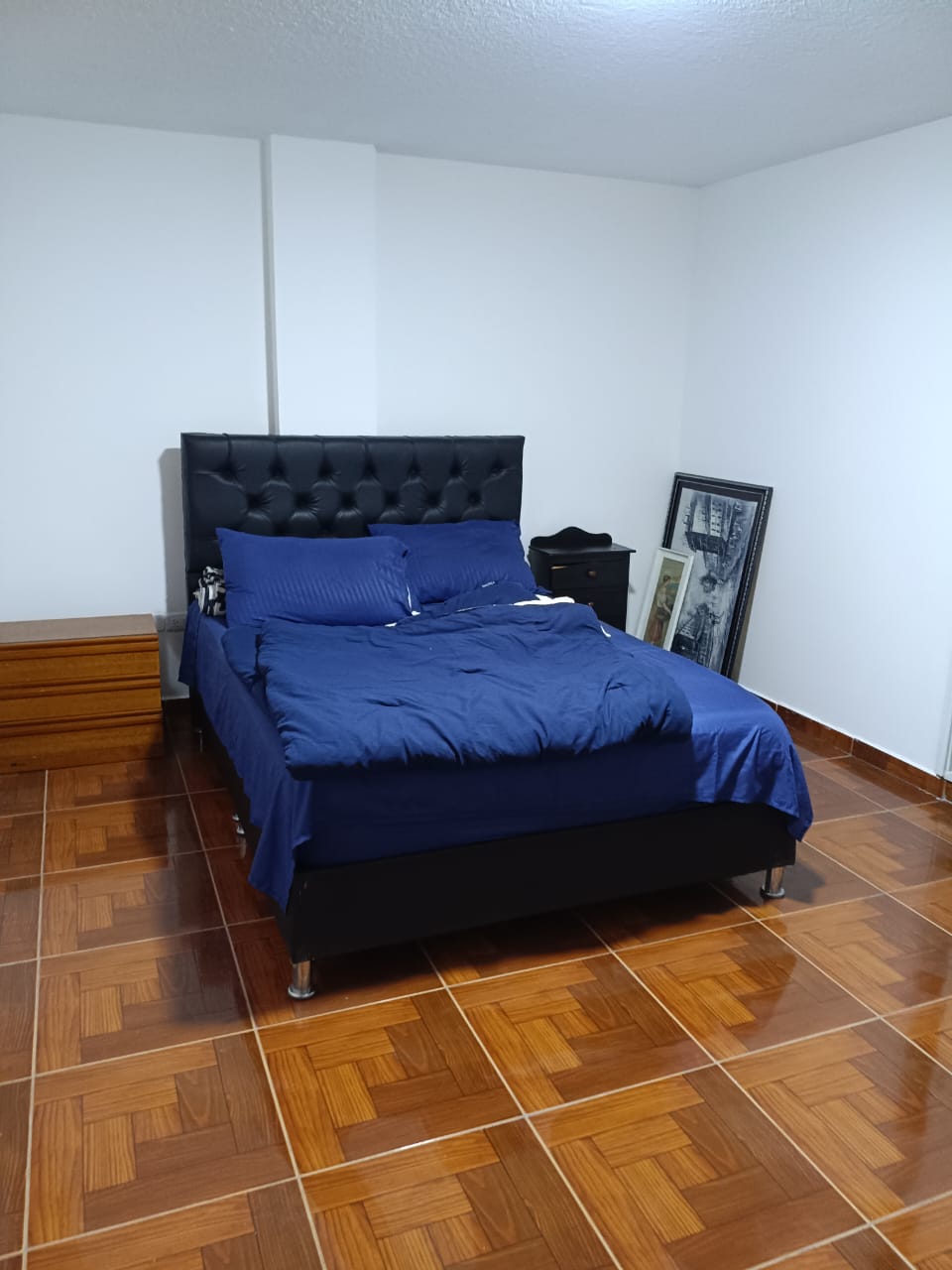 Habitación amplia con cama y clóset