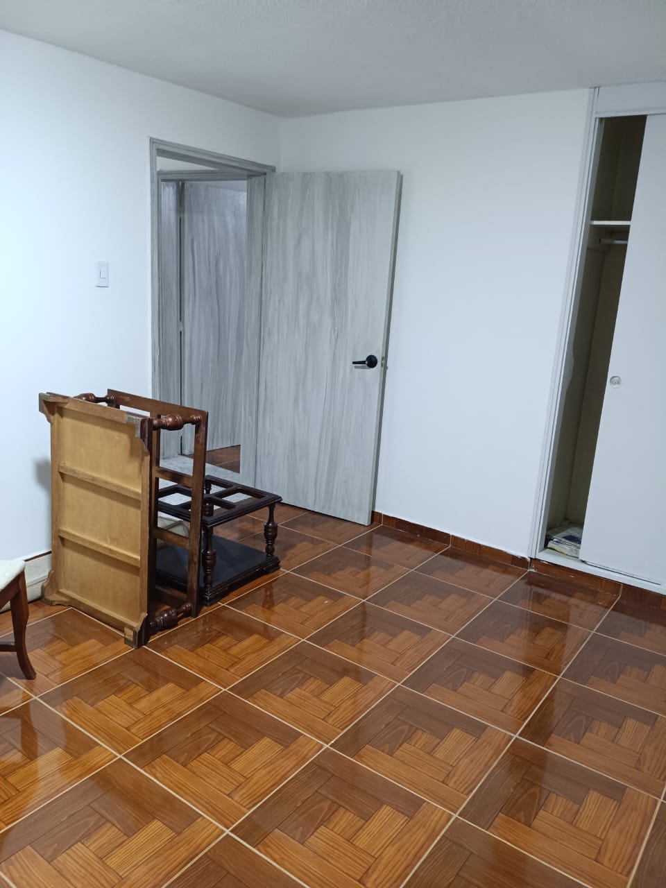 Habitación y acceso interior