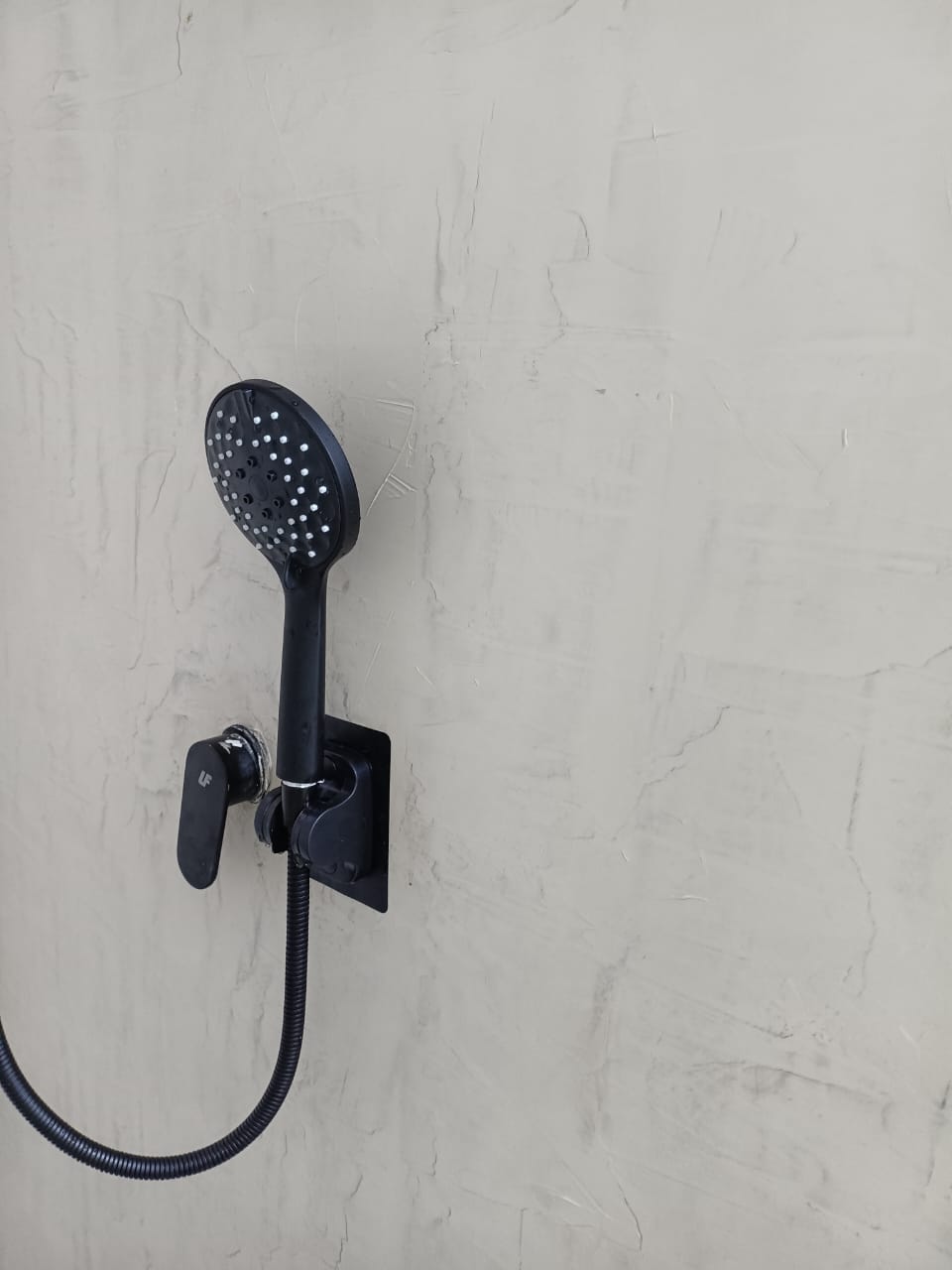 Ducha de mano negra — detalle