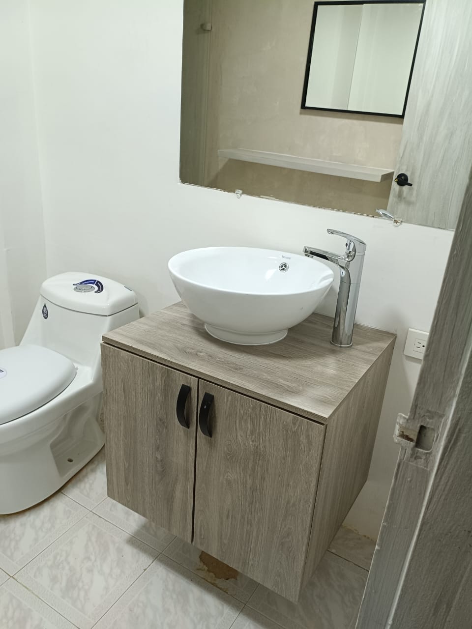 Segundo baño — lavamanos y espejo