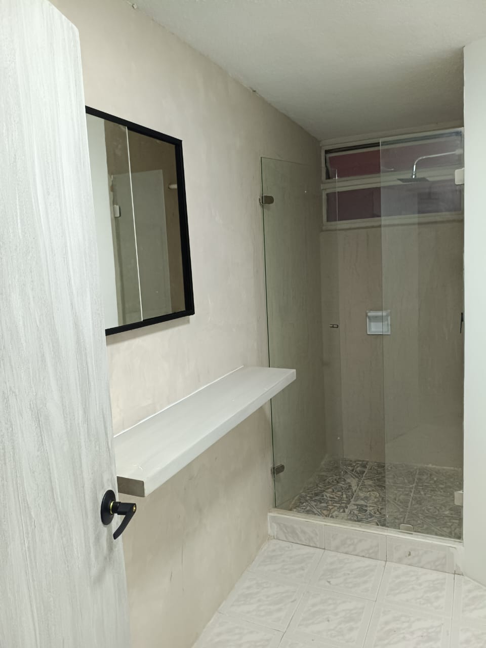 Acceso al segundo baño renovado